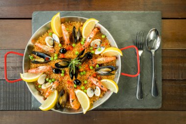 Paella deniz ürünleri sebze ve safran ile geleneksel tavada servis