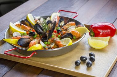 Paella deniz ürünleri sebze ve safran ile geleneksel tavada servis