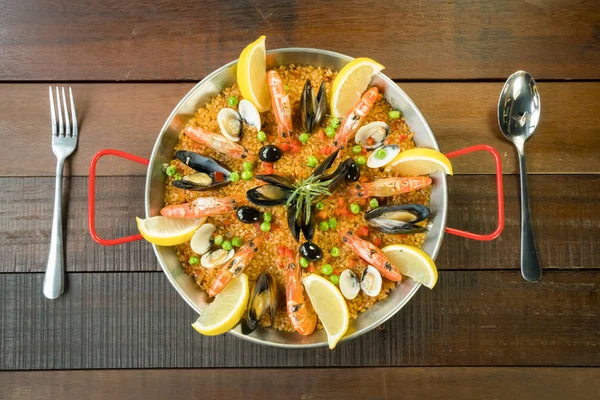 Paella deniz ürünleri sebze ve safran ile geleneksel tavada servis