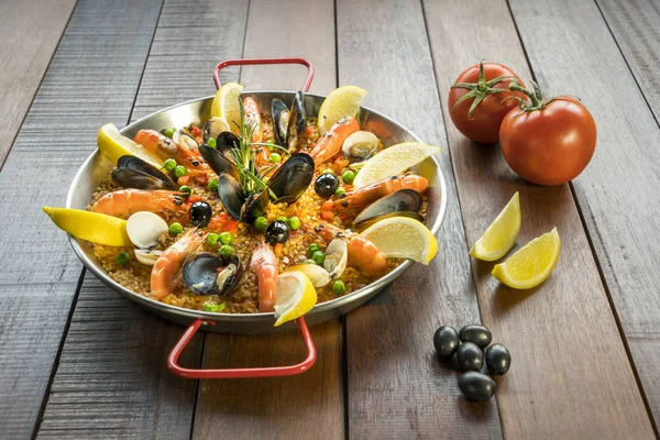 Paella aux fruits de mer légumes et safran servie dans la poêle traditionnelle — Photo