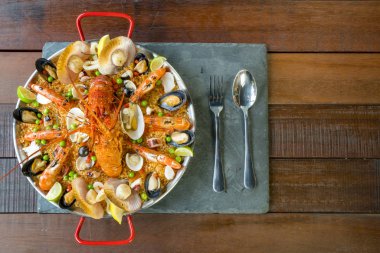 Paella taze ıstakoz, scollops, midye ve karides