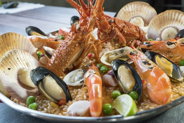 Paella con langosta fresca, saltamontes, mejillones y gambas — Foto de Stock