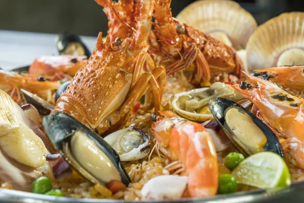 Paella au homard frais, coquilles, moules et crevettes, Gros plan — Photo