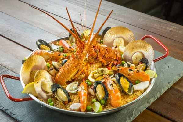 Paella com lagosta fresca, repolhos, mexilhões e camarão — Fotografia de Stock