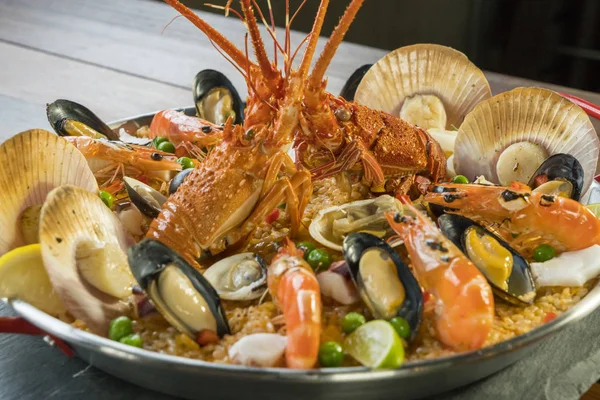 Paella au homard frais, coquilles, moules et crevettes — Photo