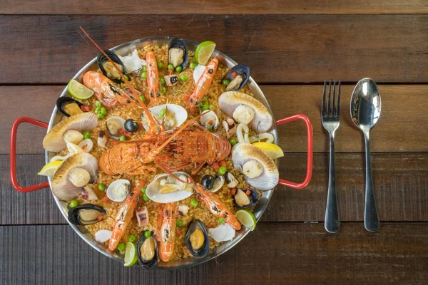 Paella au homard frais, coquilles, moules et crevettes — Photo