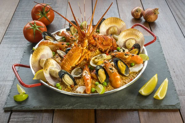Paella au homard frais, coquilles, moules et crevettes Photos De Stock Libres De Droits
