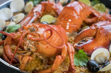 Paella taze ıstakoz, istiridye, midye ve kalamar