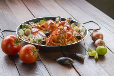 Paella taze ıstakoz, istiridye, midye ve kalamar