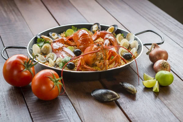 Paella au homard frais, palourdes, moules et calmars — Photo