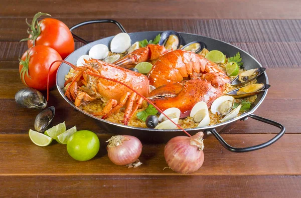 Paella au homard frais, palourdes, moules et calmars — Photo