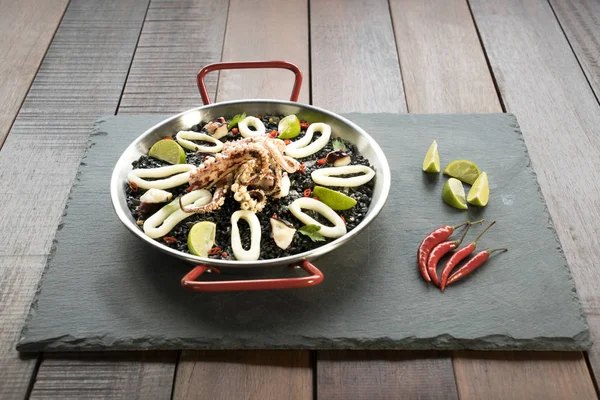 Rissoto negro con salsa de calamar y tinta — Foto de Stock