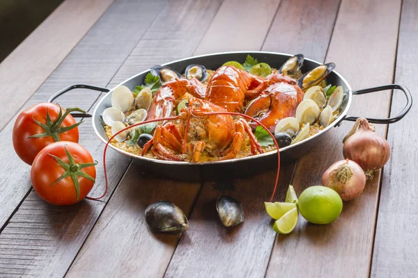 Paella con langosta fresca, almejas, mejillones y calamares Imagen de stock