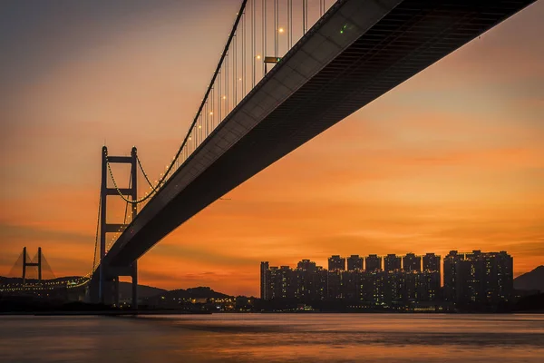 Solnedgång under den Tsing Ma Bridge Hongkong. — Stockfoto