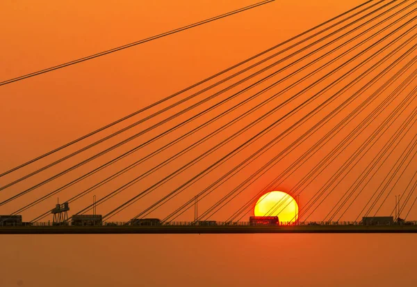 Silhouette of a bridge under setting sun — Stock Photo, Image