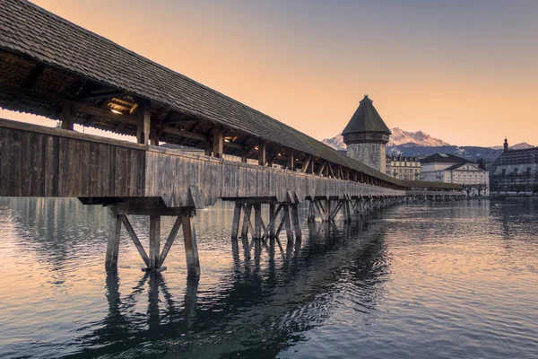 Lucerne. Lucerne, İsviçre görüntü mavi twilight saat sırasında