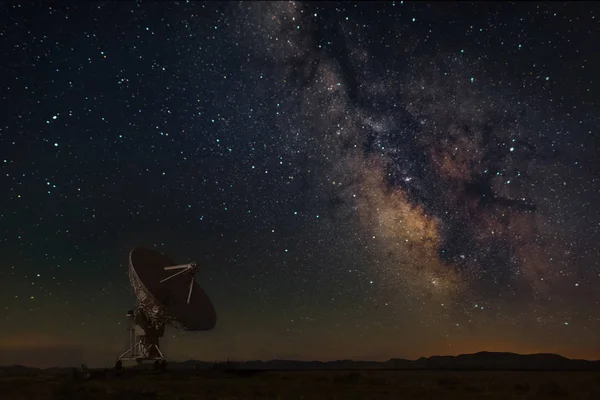 Array muy grande con Vía Láctea en Nuevo México Fotos de stock