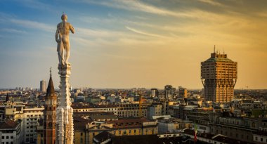 Gün batımında manzarası, Milan, İtalya. Çatı görünümünden Terrance o