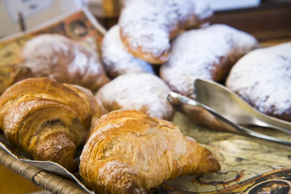 Um close-up de croissant pequeno-almoço — Fotografia de Stock