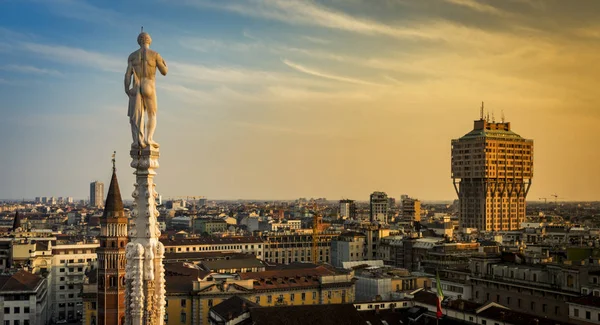 Panorama v Miláně, Itálii při západu slunce. Pohled ze střechy Terrance o Stock Fotografie