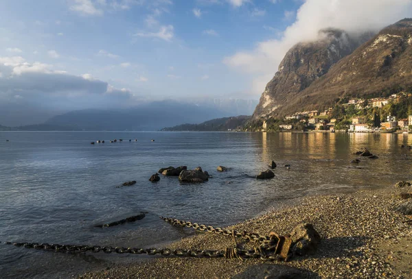 Hermosa mañana en Mennagio, Lago de Como, Italia Imágenes de stock libres de derechos