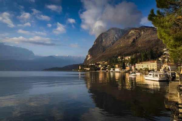 Hermosa mañana en Mennagio, Italia, Lago de Como Imagen de stock