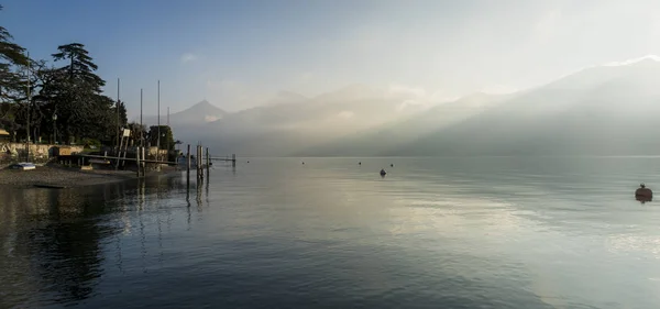 Mlhavé ráno v Mennagio, jezero Como, Itálie Stock Obrázky