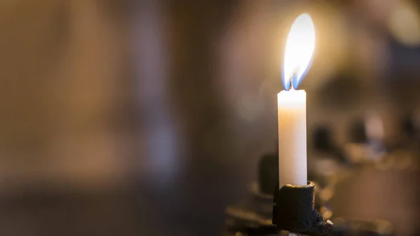 Vela en la iglesia, orando con fe, visita tradicional de un Imágenes de stock libres de derechos