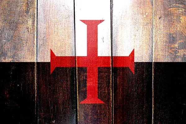 Bandeira de cavaleiro templário vintage no painel de madeira grunge — Fotografia de Stock