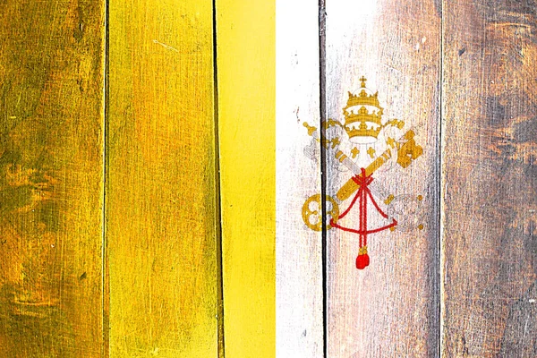Урожай папський державний прапор на гранжевій дерев'яній панелі — стокове фото
