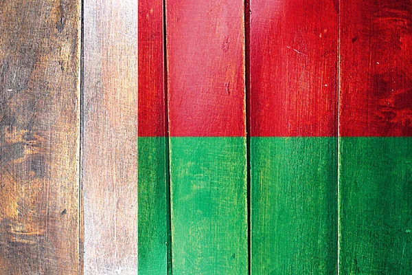 Vintage vlajka Madagaskaru na grunge dřevěný panel — Stock fotografie