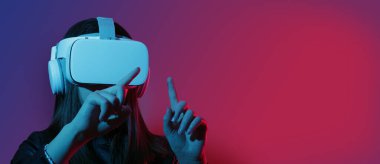 Sanal gerçeklik giyen ellerini ile neşeli kız gözlük.