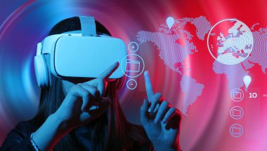 Sanal gerçeklik giyen ellerini ile neşeli kız gözlük.