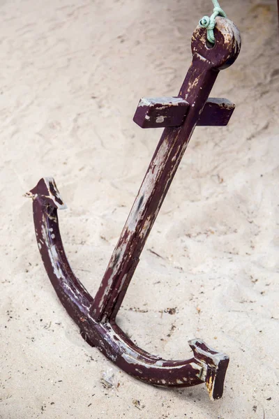 Anker op strand op zand — Stockfoto