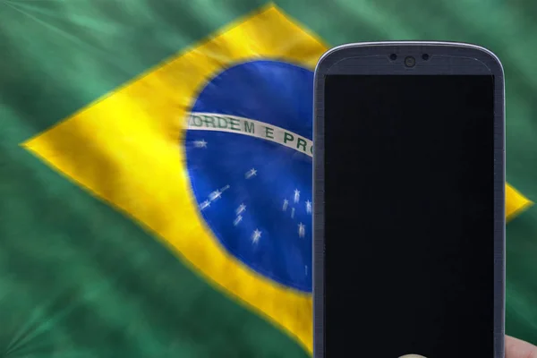 Bandera de Brasil y smartphone para Copa del Mundo y Brasil juego —  Fotos de Stock