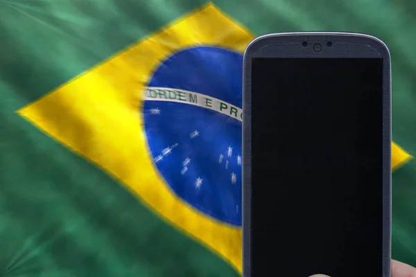 Bandeira brasileira e smartphone para copa do mundo e jogo brasileiro Imagem De Stock