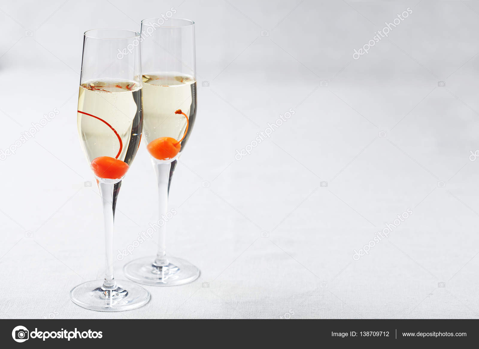 Two glasses with mimosa cocktail (cave plus orange juice) — Stock Photo
