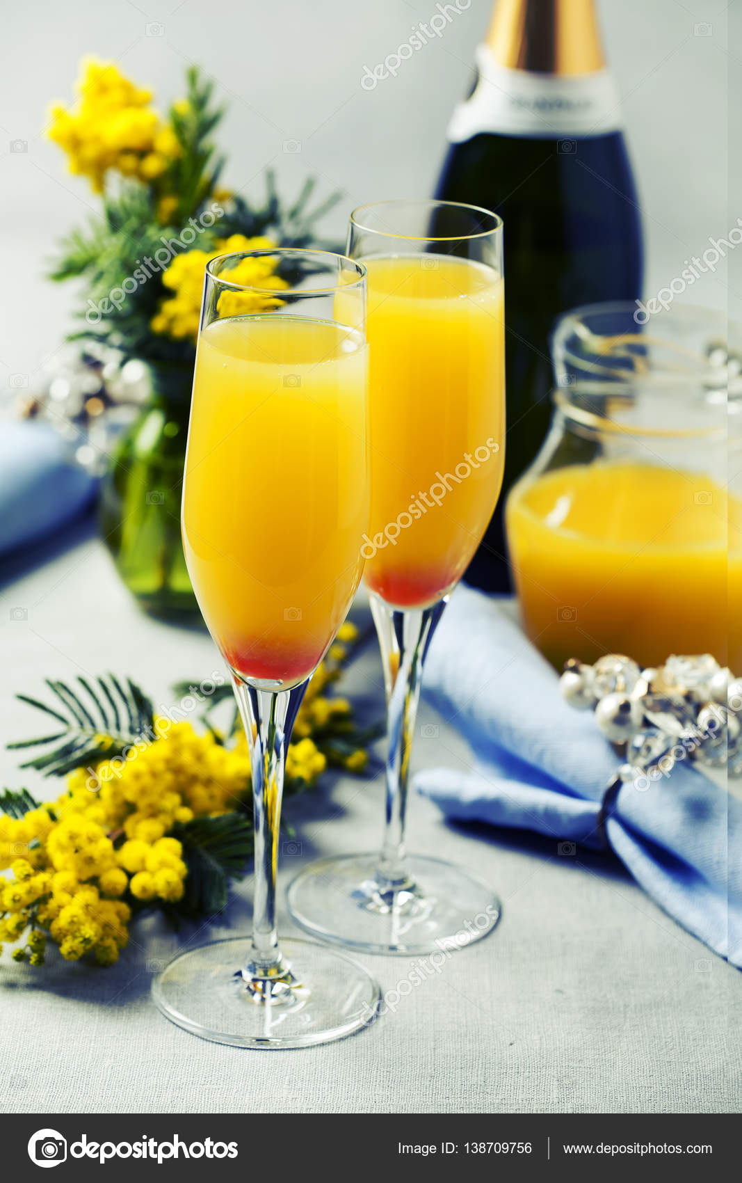 Two glasses with mimosa cocktail (cave plus orange juice) — Stock Photo