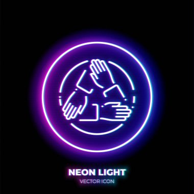 Üç el birbirini tutuyor. Neon ışık çizgisi sanat ikonu. İşbirliğinin ana sembolü. İnce vuruştan yapılmış takım çalışması. Arkaplanda izole.