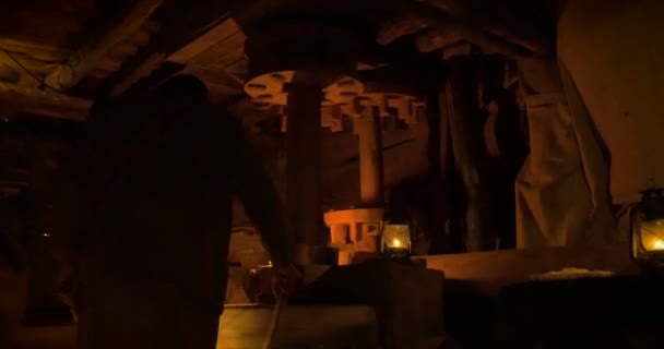 Εργάζονται σε ένα αρχαίο ελαιοτριβείο το ξύλινο — Αρχείο Βίντεο