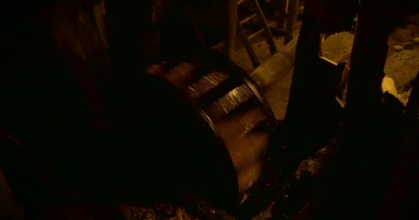 古代木磨机械被烛光照亮 — 图库视频影像