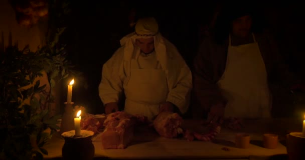 Twee slagers snijden van vlees in een oude kruidenierswinkel — Stockvideo