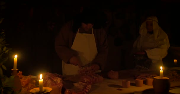 Dua tukang daging memotong daging di sebuah toko tua — Stok Video