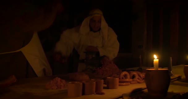Zwei Metzger schneiden Fleisch in einem alten Lebensmittelgeschäft — Stockvideo