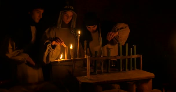 Muži díky svíčky v starém obchodě svíčka — Stock video