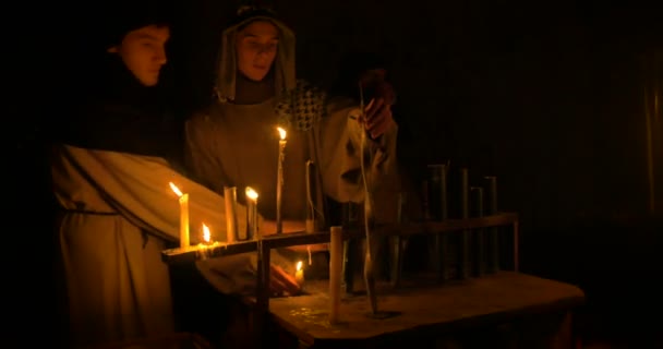 Hombres haciendo velas en una vieja tienda de velas — Vídeo de stock