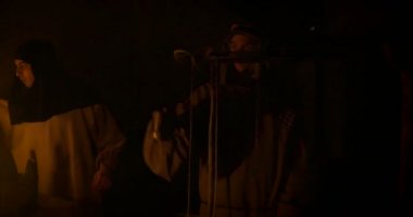 adam eski bir mum dükkanda mum yapma