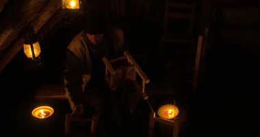 Marangoz atölyesinde bir sandalye yapma 