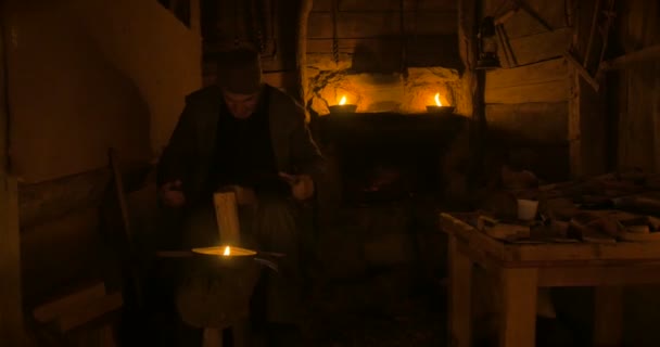 Carpintero haciendo zuecos en su taller — Vídeos de Stock
