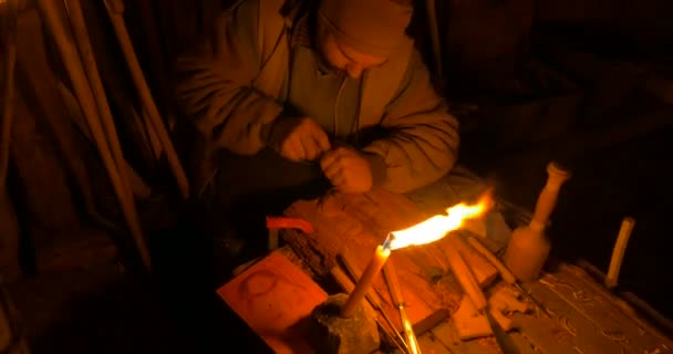 Un sculpteur en bois illuminé par des chandelles — Video